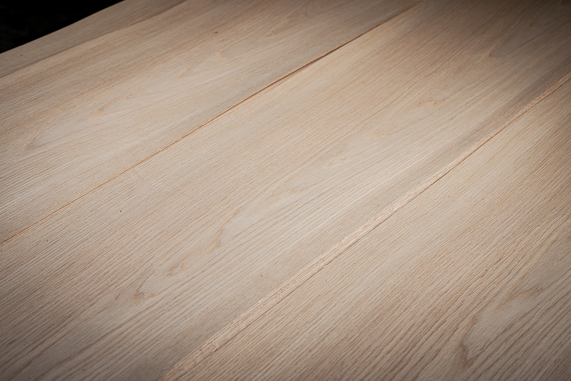 Stunning natural cathedral grain and light-brown texture of Hospitality Grade American White Oak Crown Cut Veneer by theShaper.