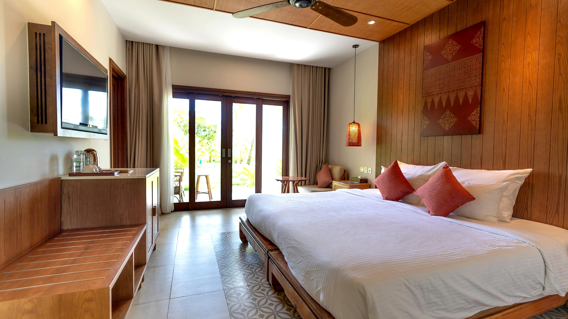 A cozy yet modern luxury hotel guest room featuring wall decoration clad in theShaper's crown cut White Oak wood veneer, highlighting its organic cathedral grain structures and warm, inviting natural wood tones.