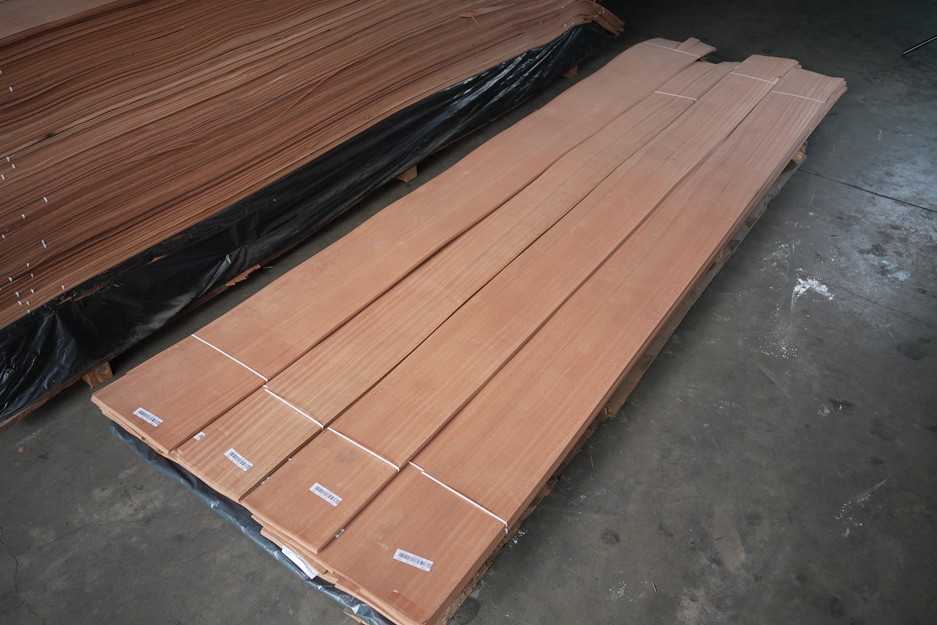 Natural ribbon stripe grain texture of Sapele quarter cut wood veneer