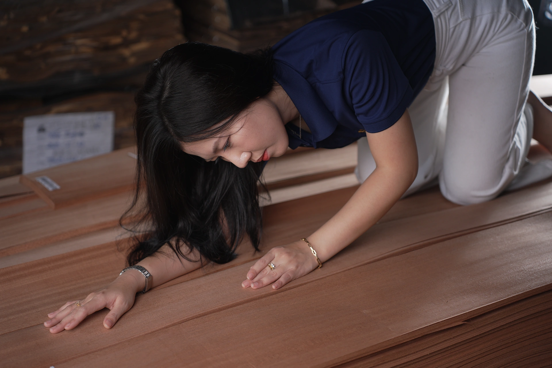 Quality inspection and thickness measurement of PA grade Sapele quarter cut wood veneer